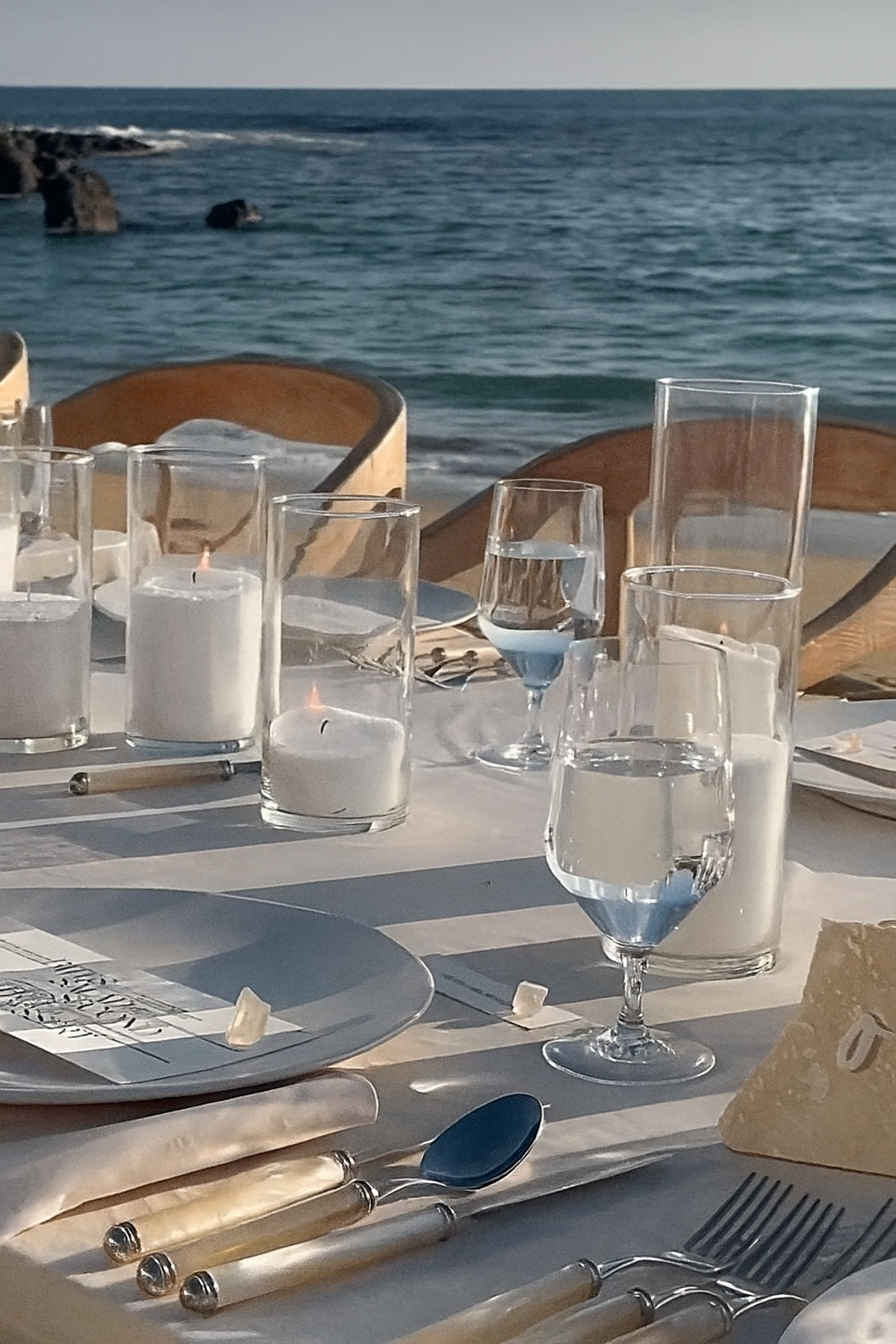 Set di posate professionali per catering con forchetta e coltello su tovagliato bianco, bicchieri e piatti per eventi eleganti