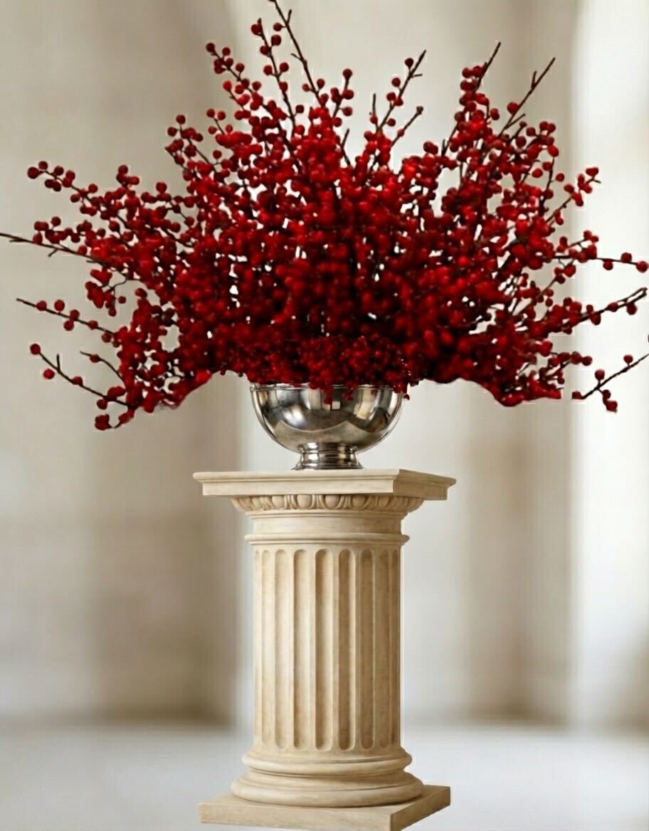 Composizione natalizia luxury a noleggio - allestimento esclusivo con bacche rosse bordeaux su colonna classica bianca per cene di Natale indimenticabili in casa