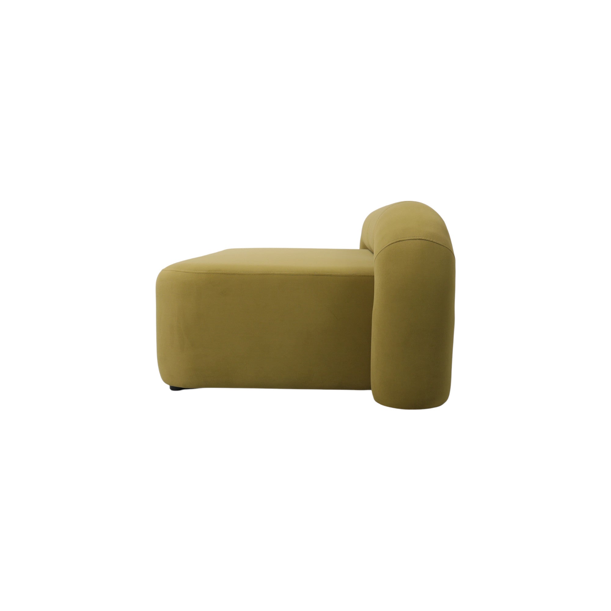 Divano imbottito design moderno in velluto verde oliva e linee morbide e avvolgenti, compatto, a noleggio per eventi.