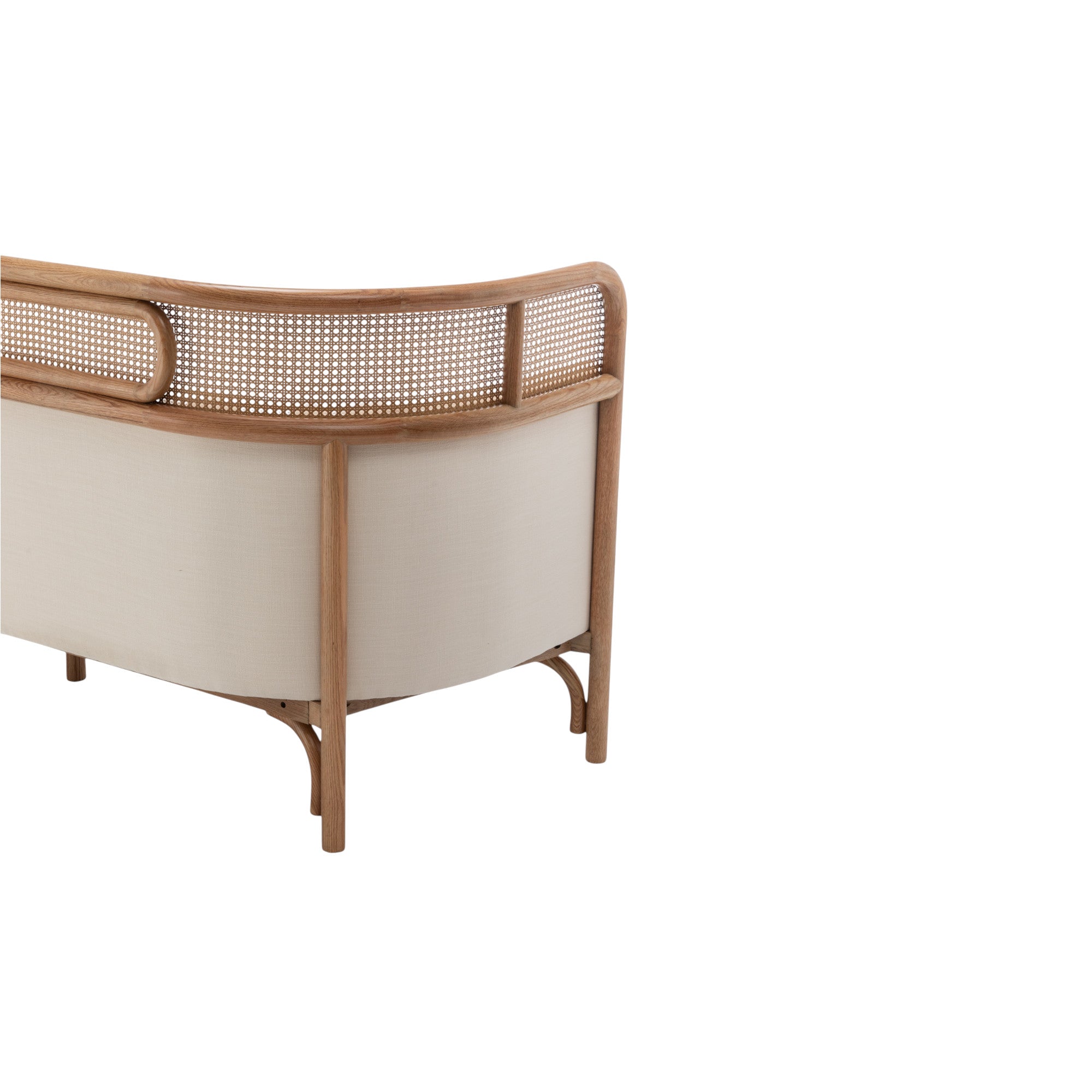 Divano a tre posti in legno naturale e schienale avvolgente in rattan intrecciato con cuscini crema, a noleggio per eventi