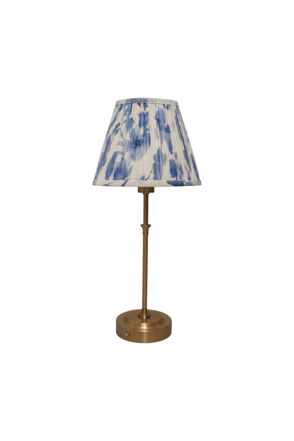 Lampada da tavolo con base in ottone satinato e paralume in tessuto fantasia blu su sfondo chiaro, a noleggio