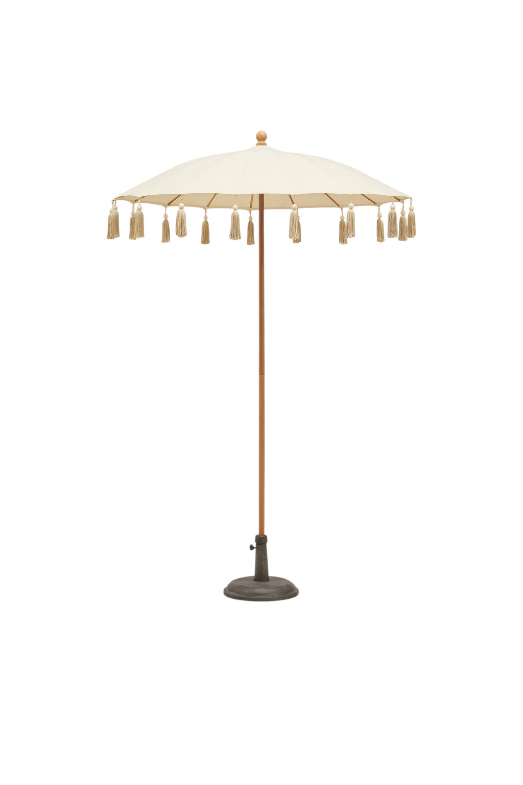 Ombrellone decorativo in tessuto crema con frange pendenti in stile boho chic o balinese, a noleggio per eventi a Roma.