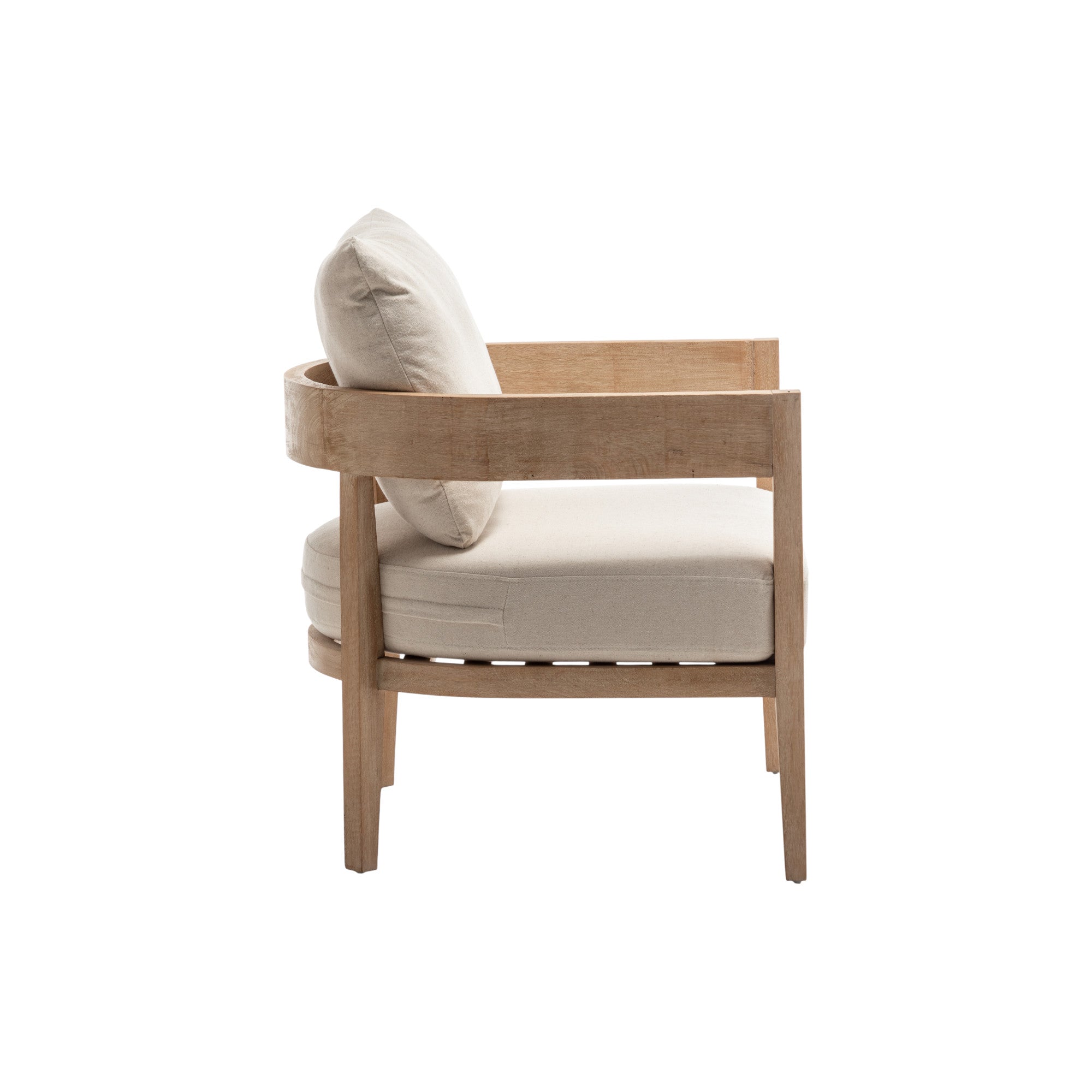 Poltrona in legno naturale con cuscini crema dallo stile essenziale e minimalista, a noleggio per lounge eventi per eventi