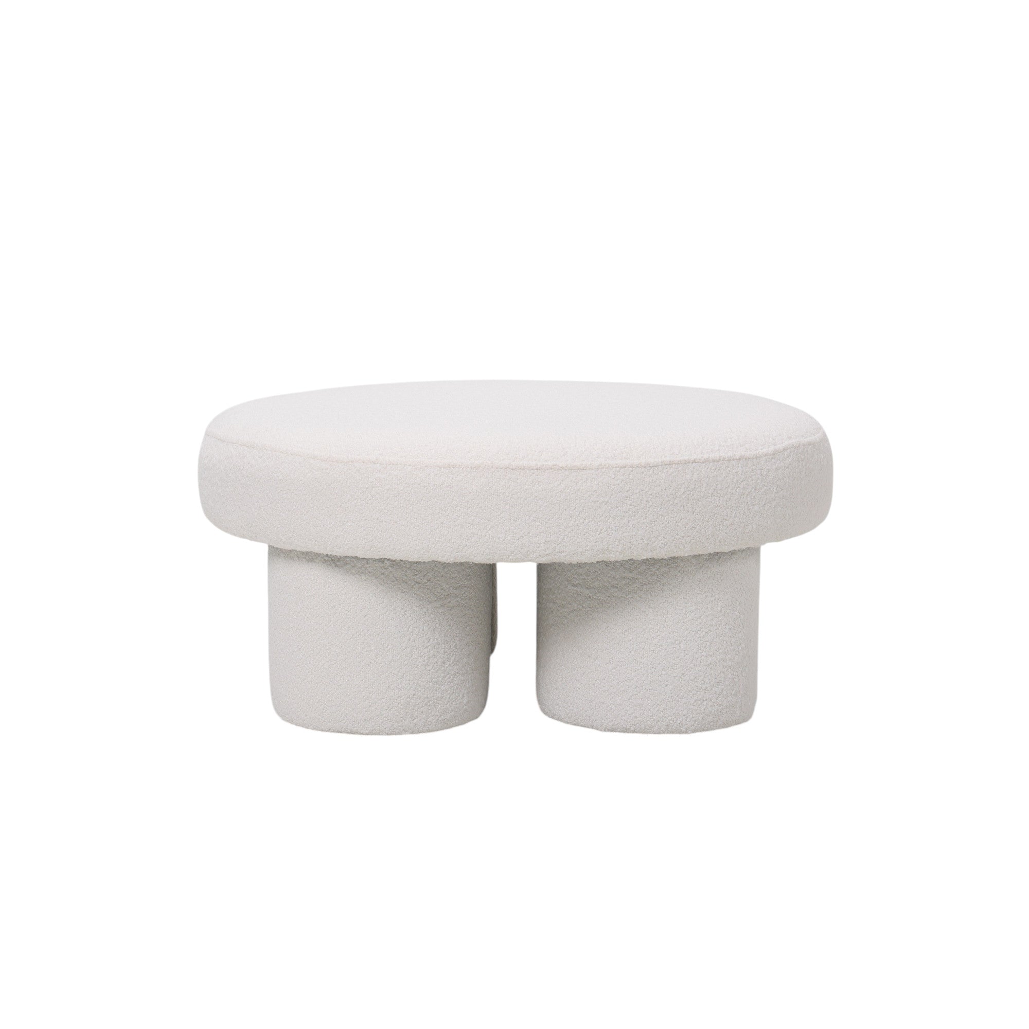 Pouf rotondo basso design moderno in velluto bianco con gambe cilindriche, linee morbide, a noleggio per eventi a Roma.