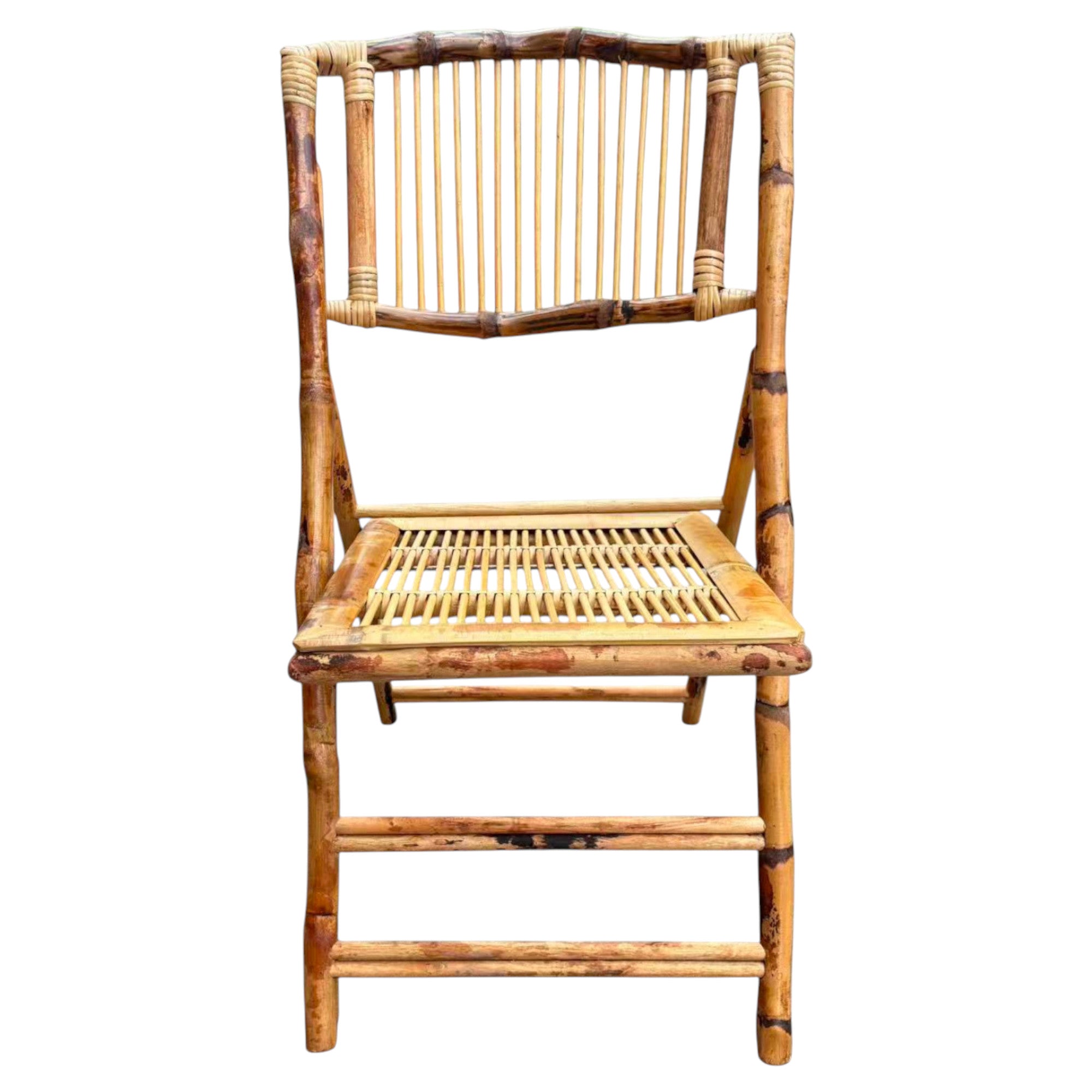 Sedia pieghevole in bambù naturale con seduta e schienale in canna intrecciata, con cuscino, a noleggio a Roma