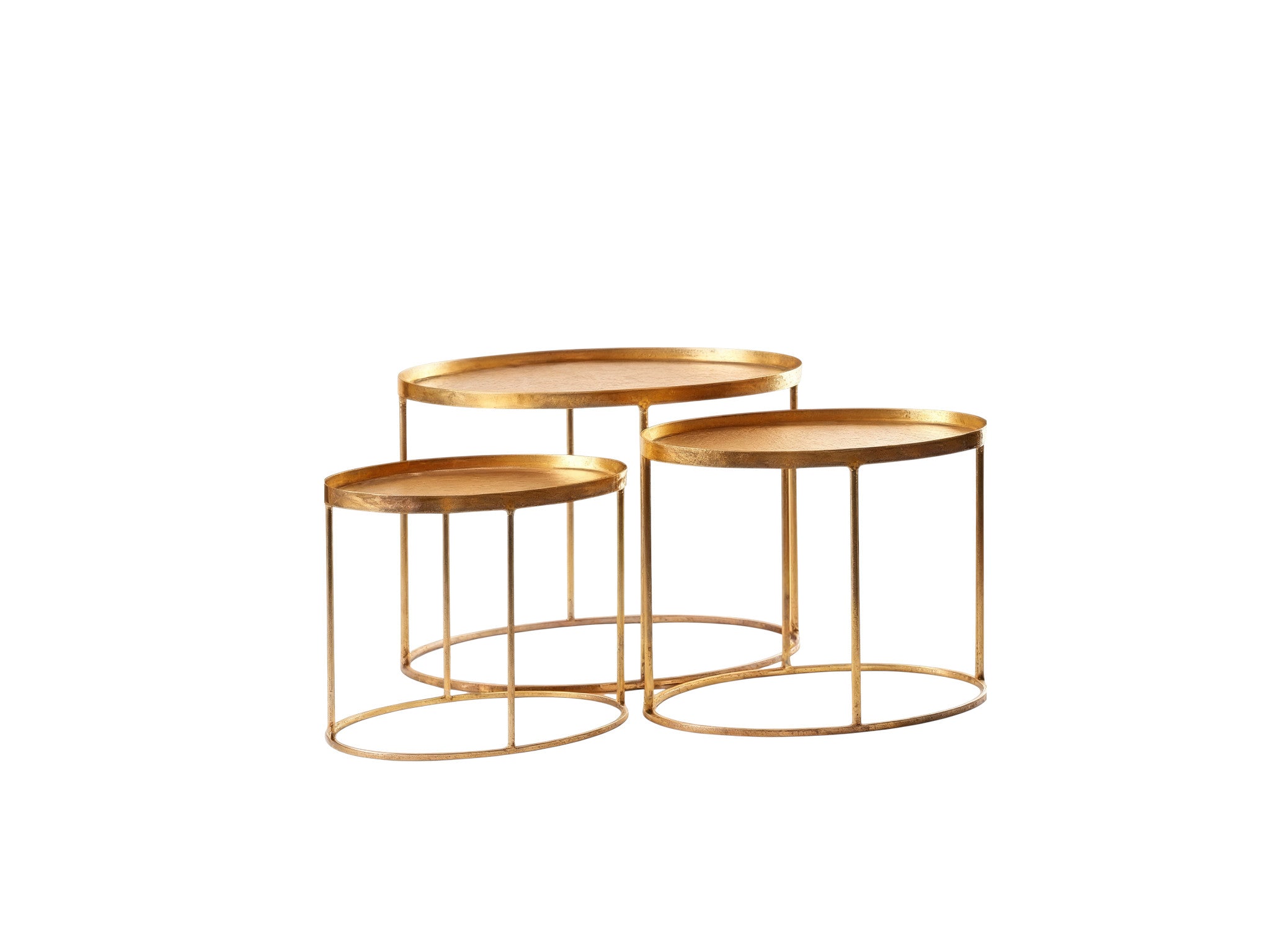 Set di tre tavolini nido bassi con forme circolari in metallo dorato, per lounge salotti, diametro 50 cm, a noleggio.
