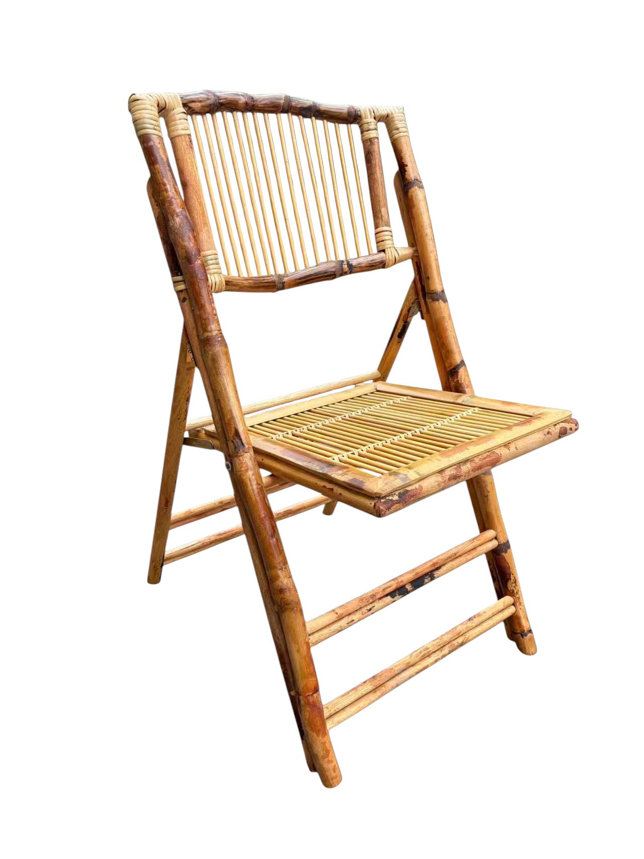 Vista laterale di sedia pieghevole in bambù naturale con seduta e schienale in canna intrecciata, finitura calda, a noleggio ad Anagni