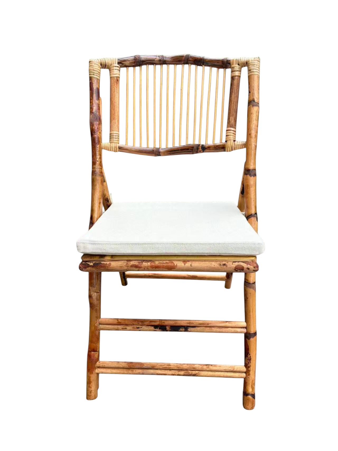 Sedia pieghevole in bambù naturale con seduta e schienale in canna intrecciata, finitura calda, con cuscino, a noleggio nel Lazio