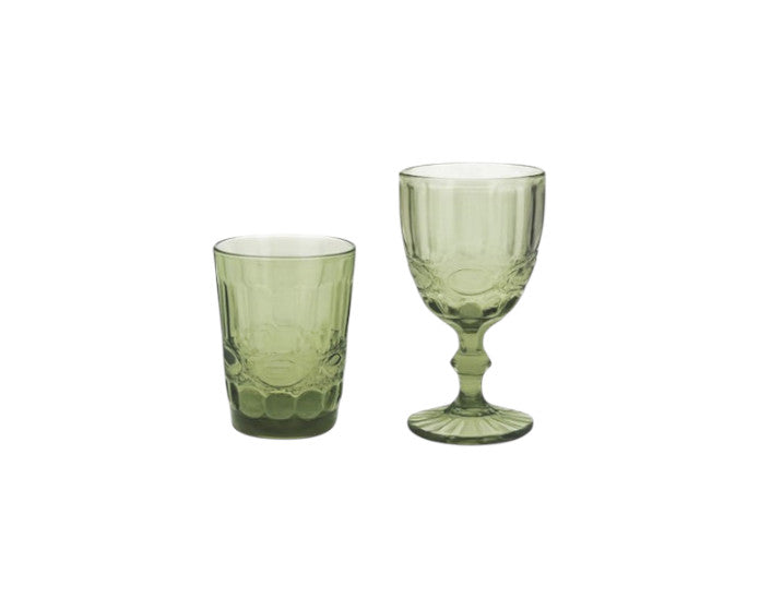 Set di bicchieri tumbler e calici goblet in vetro verde lavorato e stile retrò, Madame, a noleggio a Roma.