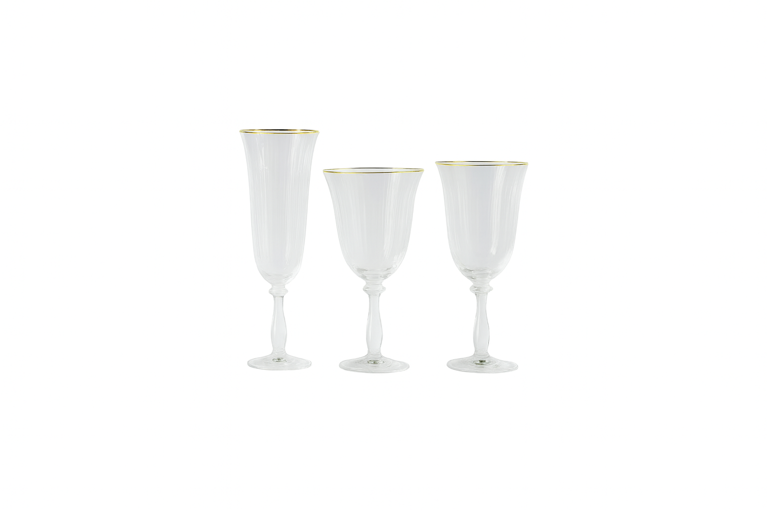 Set di calici in vetro trasparente con stelo sottile e bordo dorato, eleganti e raffinati, disponibili noleggio per eventi