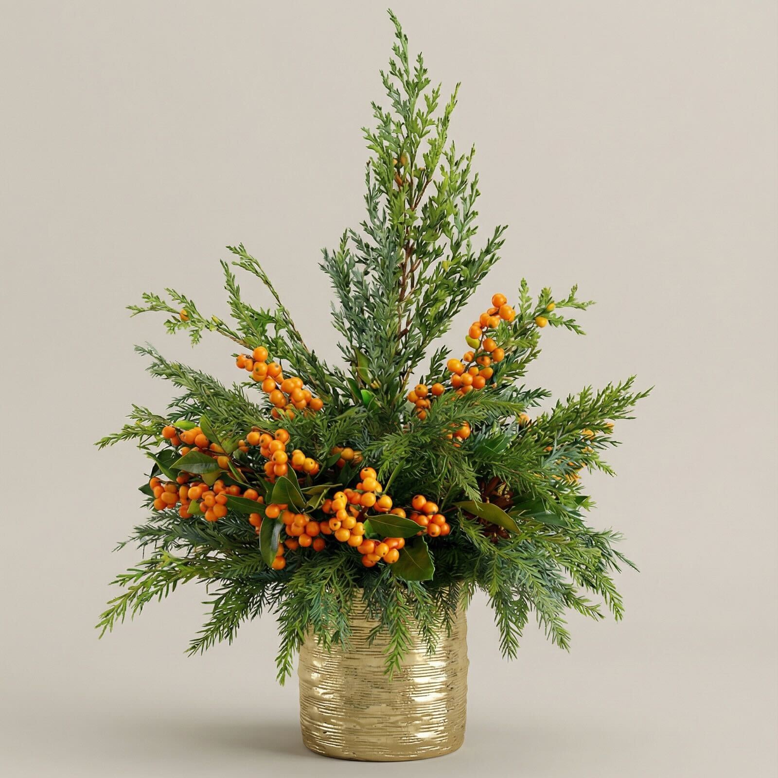 Centrotavola natalizio luxury a noleggio - composizione elegante con rami di pino e bacche rosse in vaso vetro per cene di Natale indimenticabili in casa