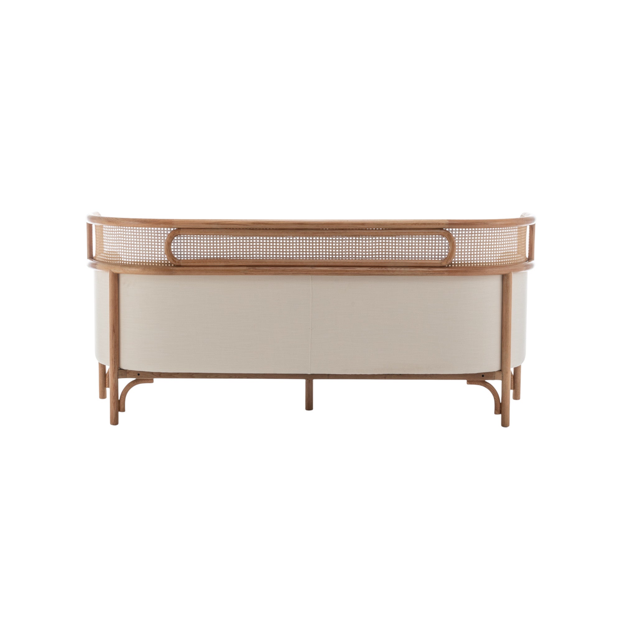 Vista posteriore di divano a tre posti in legno naturale e schienale avvolgente in rattan intrecciato con cuscini crema, a noleggio
