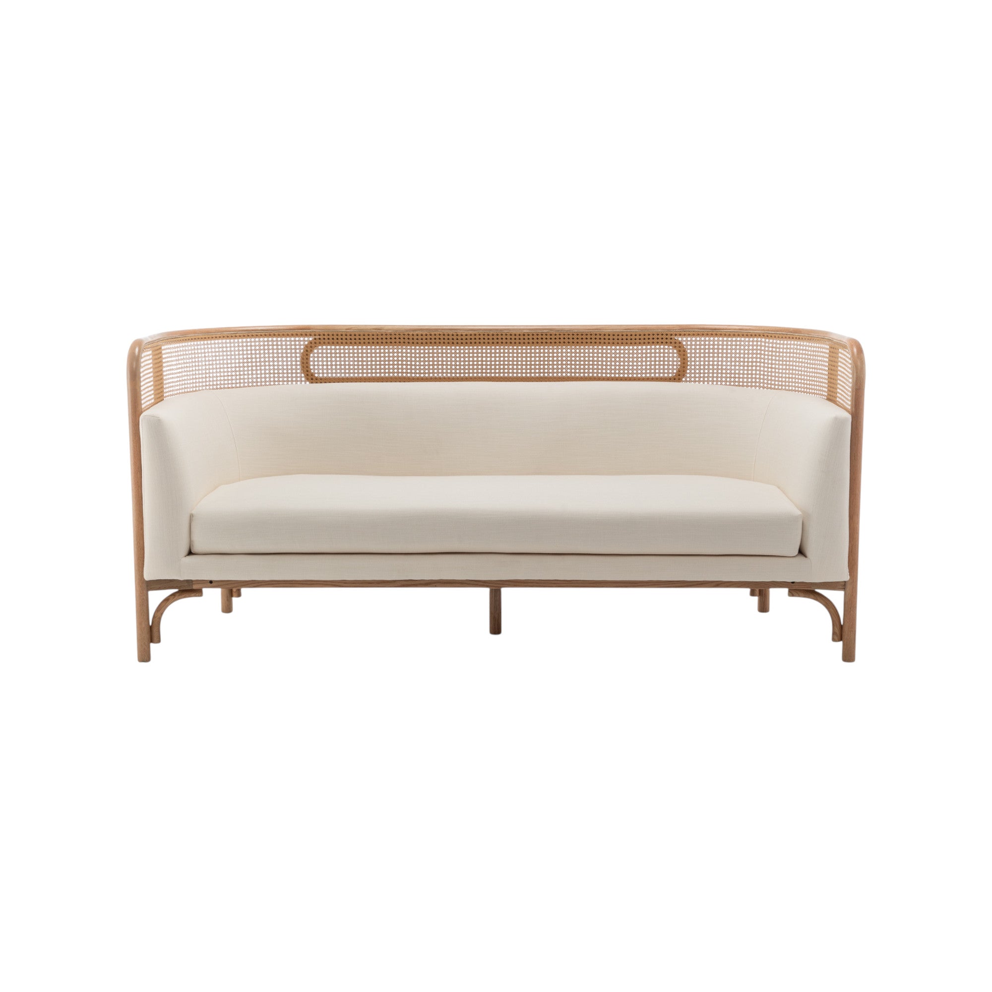 Divano a tre posti in legno naturale e schienale avvolgente in rattan intrecciato con cuscini crema, a noleggio a Roma.
