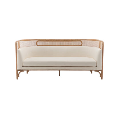 Divano a tre posti in legno naturale e schienale avvolgente in rattan intrecciato con cuscini crema, a noleggio a Roma.
