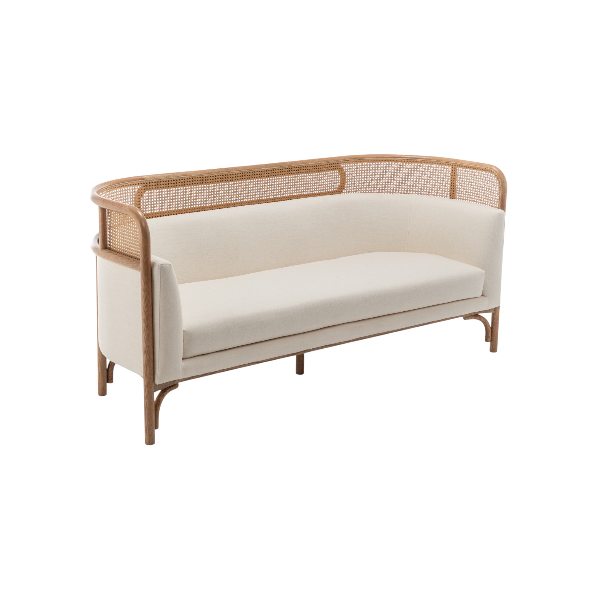 Divano a tre posti in legno naturale e schienale avvolgente in rattan intrecciato con cuscini crema, a noleggio nel Lazio