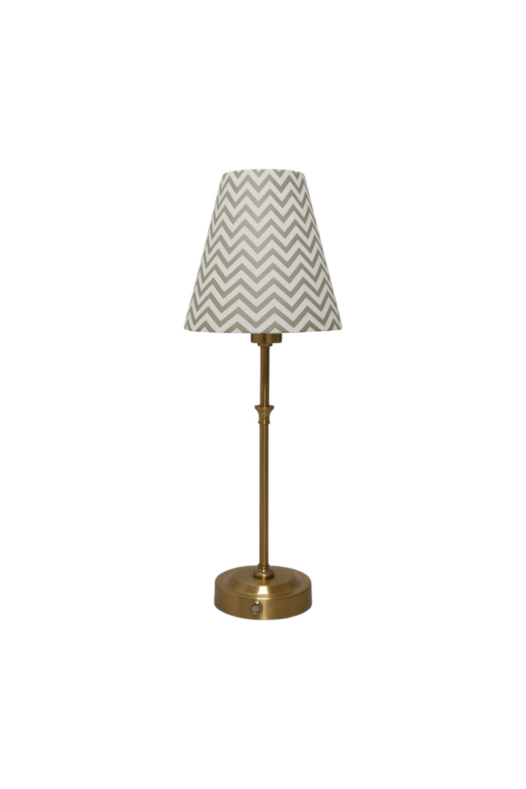 Lampada da tavolo con base in ottone satinato e paralume in motivo chevron dai toni grigio, a noleggio per eventi