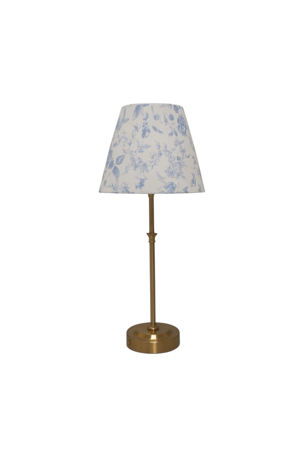 Lampada da tavolo con base in ottone satinato e paralume in tessuto bianco a fiori azzurri, a noleggio per matrimoni