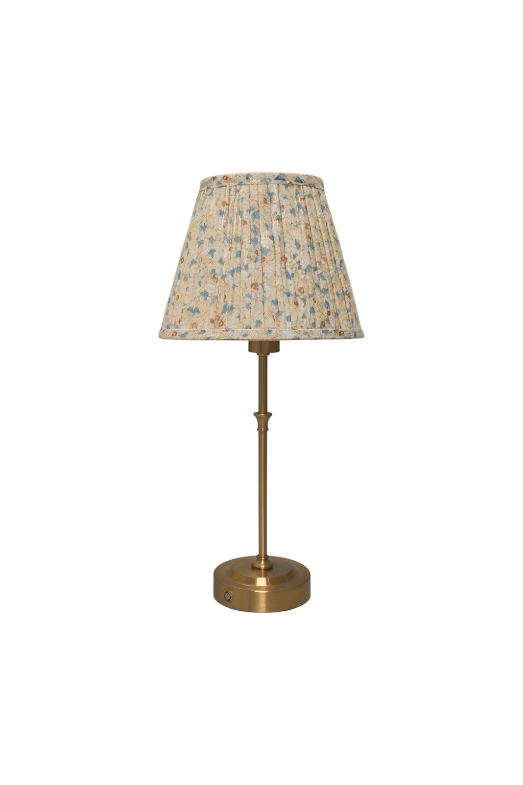 Lampada da tavolo con base in ottone satinato e paralume plissettato a fantasia floreale pastello, a noleggio per matrimoni