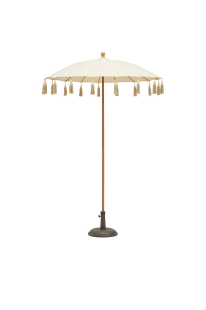 Ombrellone decorativo in tessuto crema con frange pendenti in stile boho chic o balinese, a noleggio per eventi a Roma.
