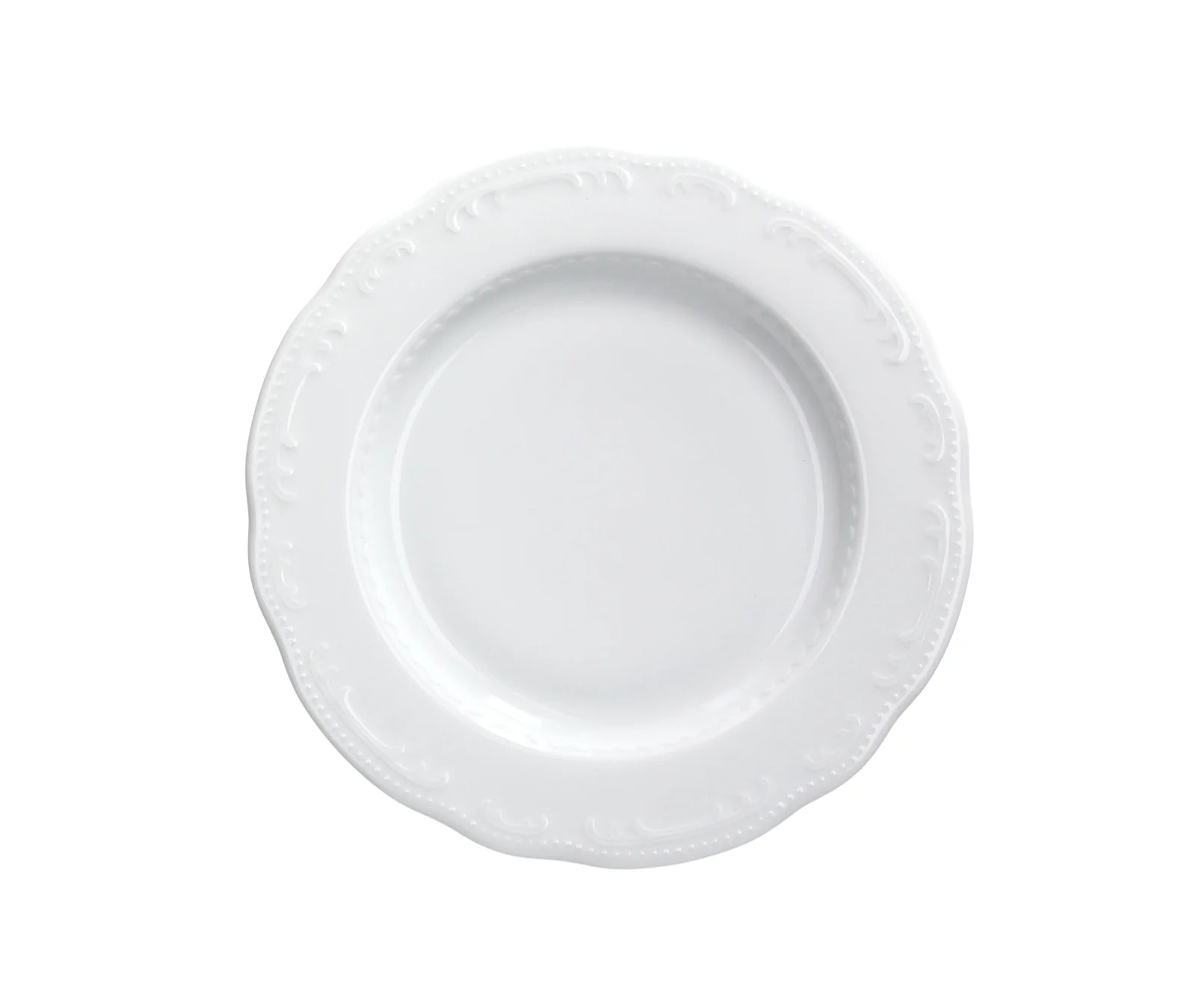 Piatti fondi bianchi in porcellana con delicato decoro in rilievo sul bordo sagomato, dal design classico, a noleggio.