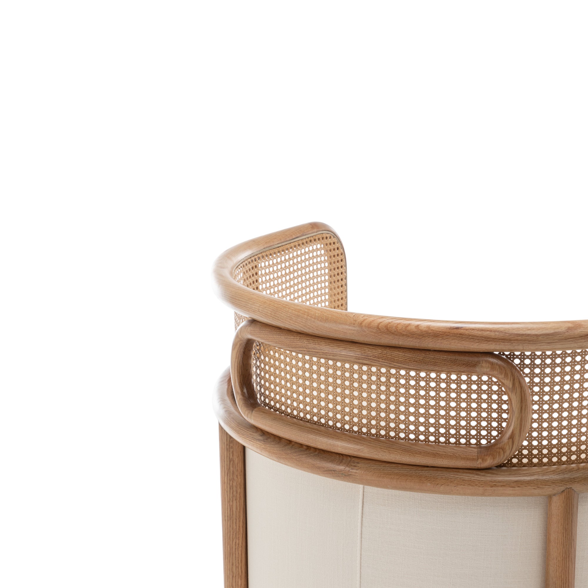 Poltrona in legno naturale e schienale avvolgente in rattan intrecciato con cuscini crema, a noleggio per eventi a Roma.
