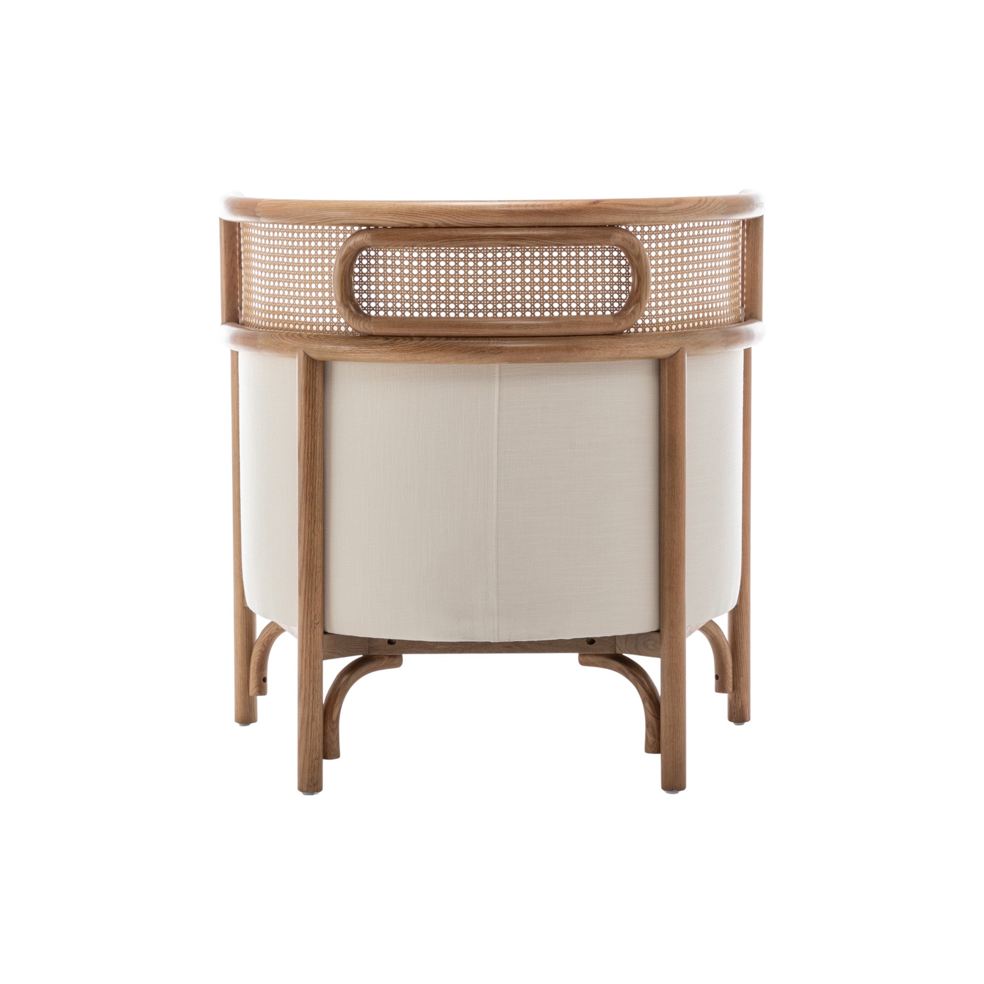 Vista posteriore di poltrona in legno naturale e schienale avvolgente in rattan intrecciato con cuscini crema, a noleggio per eventi a Roma.
