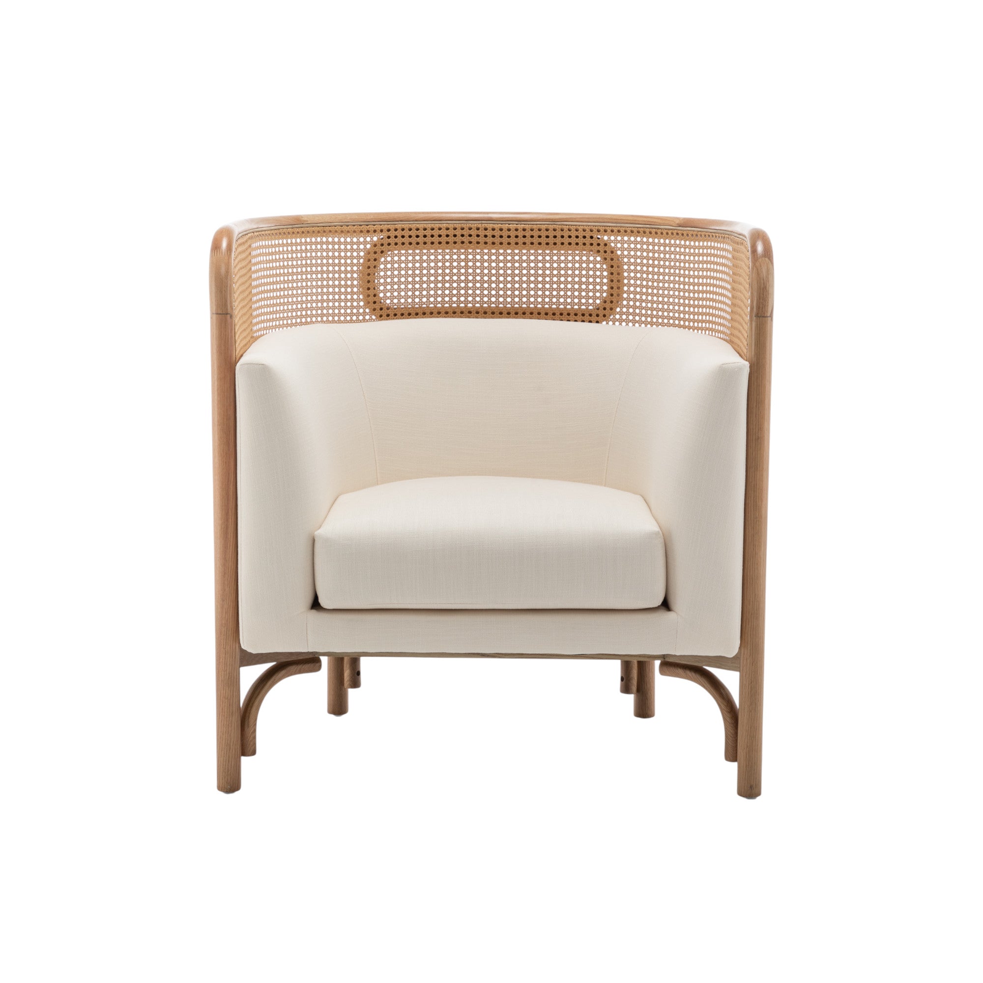 Poltrona in legno naturale e schienale avvolgente in rattan intrecciato con cuscini crema, a noleggio a Roma.
