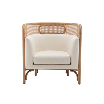 Poltrona in legno naturale e schienale avvolgente in rattan intrecciato con cuscini crema, a noleggio a Roma.
