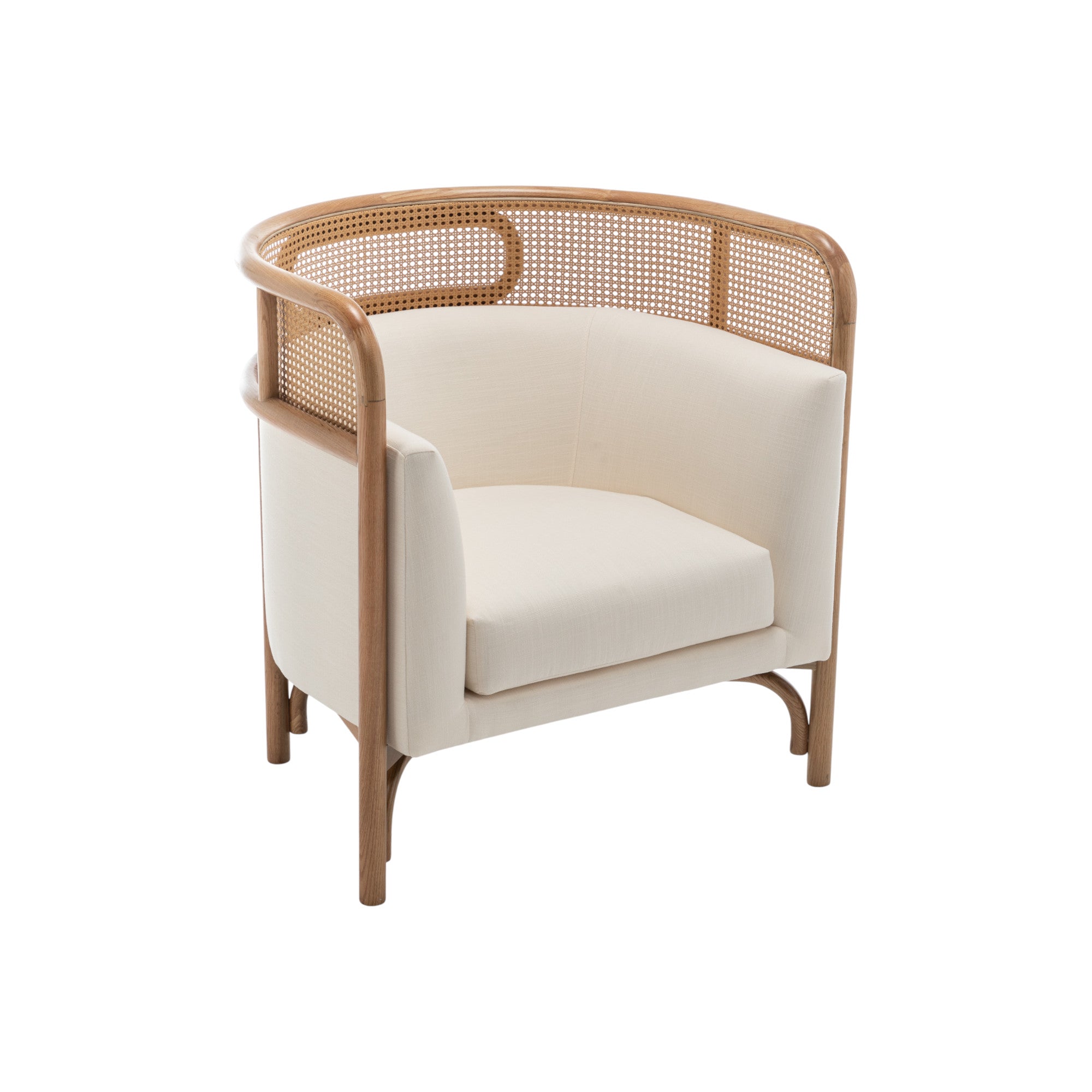 Poltrona in legno naturale e schienale avvolgente in rattan intrecciato con cuscini crema, a noleggio nel Lazio.
