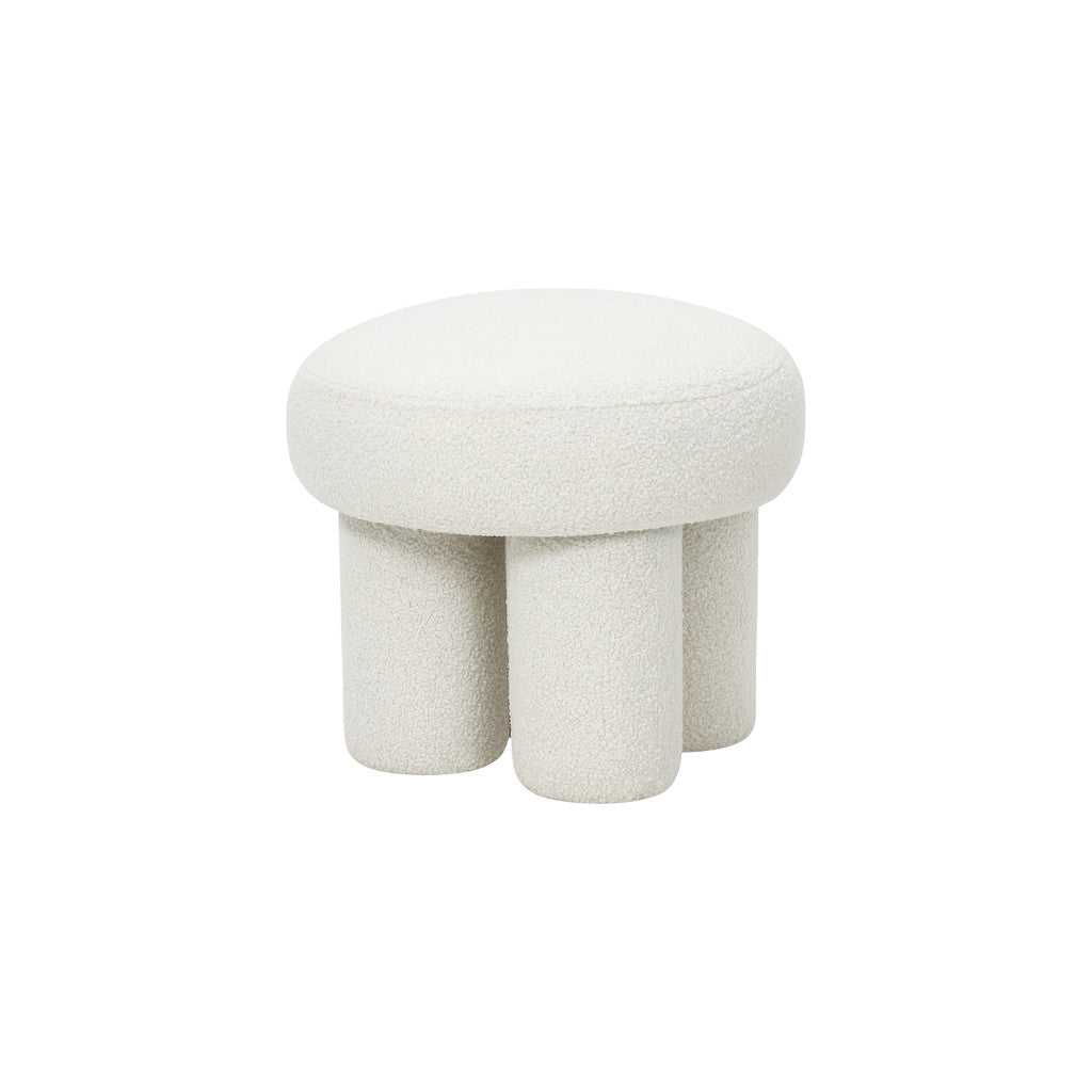 Pouf rotondo design moderno in velluto bouclé bianco con gambe cilindriche, linee morbide, a noleggio a Roma.
