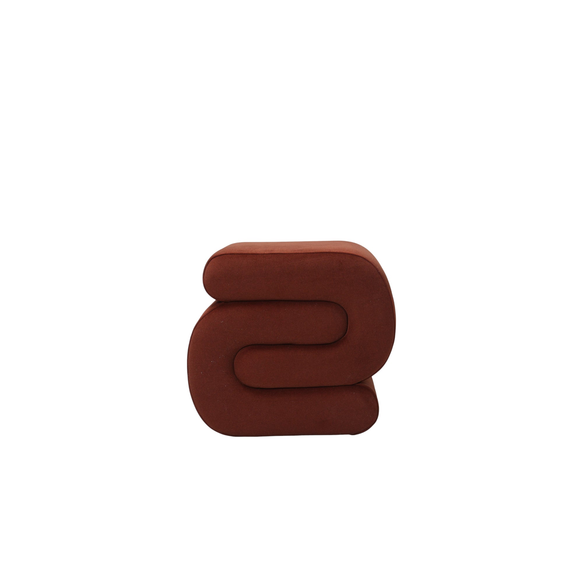 Pouf imbottito design moderno in velluto rosso e forma sinuosa e avvolgente in linea continua, a noleggio a Roma.
