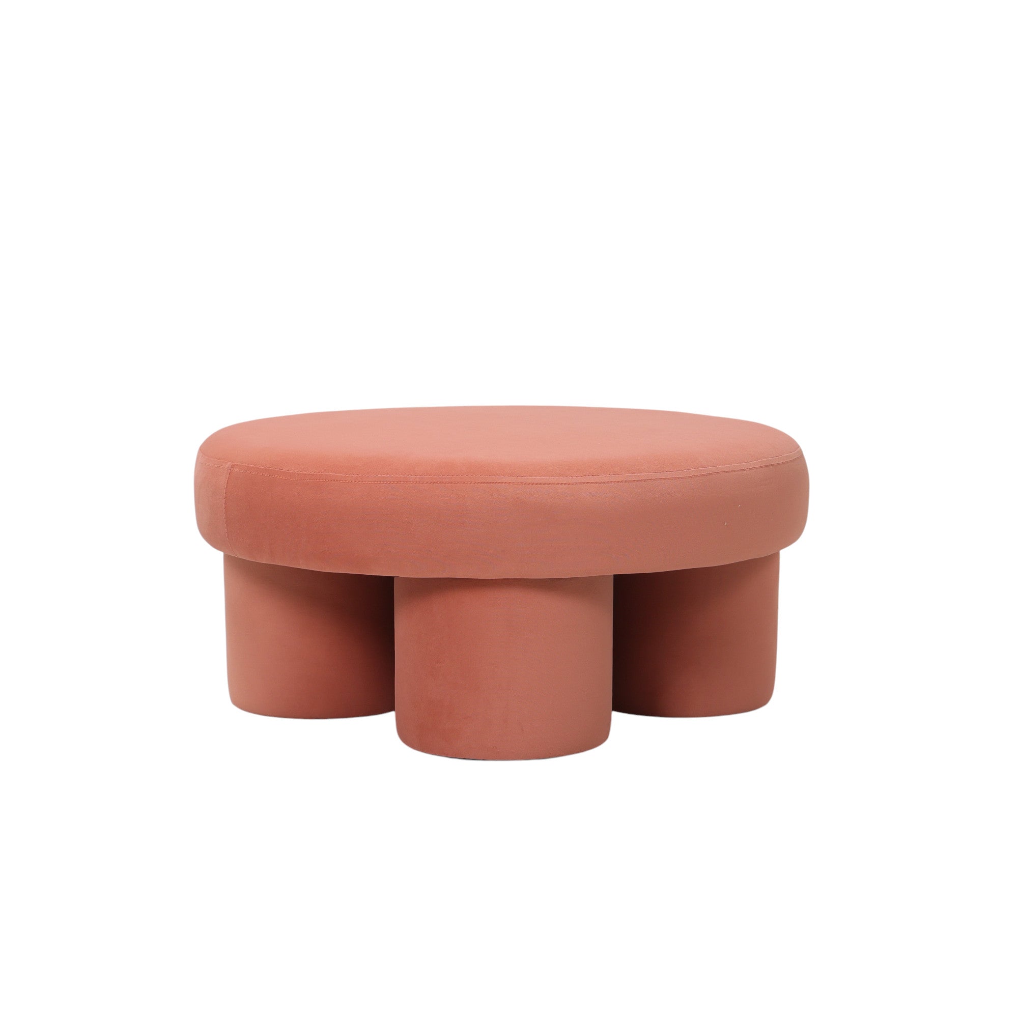 Pouf rotondo basso design moderno in velluto color terracotta con gambe cilindriche, linee morbide, a noleggio nel Lazio