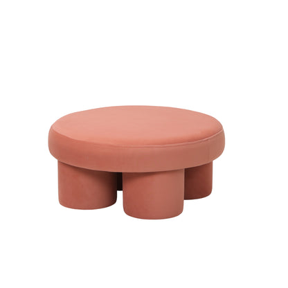 Pouf rotondo basso design moderno in velluto color terracotta con gambe cilindriche, linee morbide, a noleggio a Roma.
