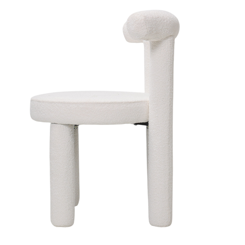 Sedia imbottita bianca bouclé in velluto con schienale curvo e gambe cilindriche di design contemporaneo, a noleggio per eventi