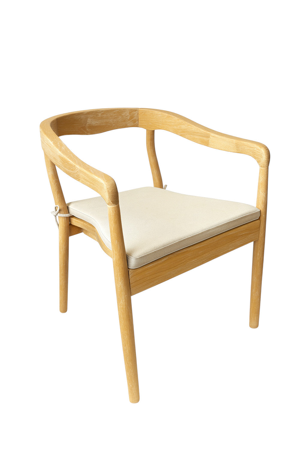 Sedia in legno naturale chiaro dal design nordico con braccioli e schienale curvi in unica linea continua, con cuscino a noleggio a Roma