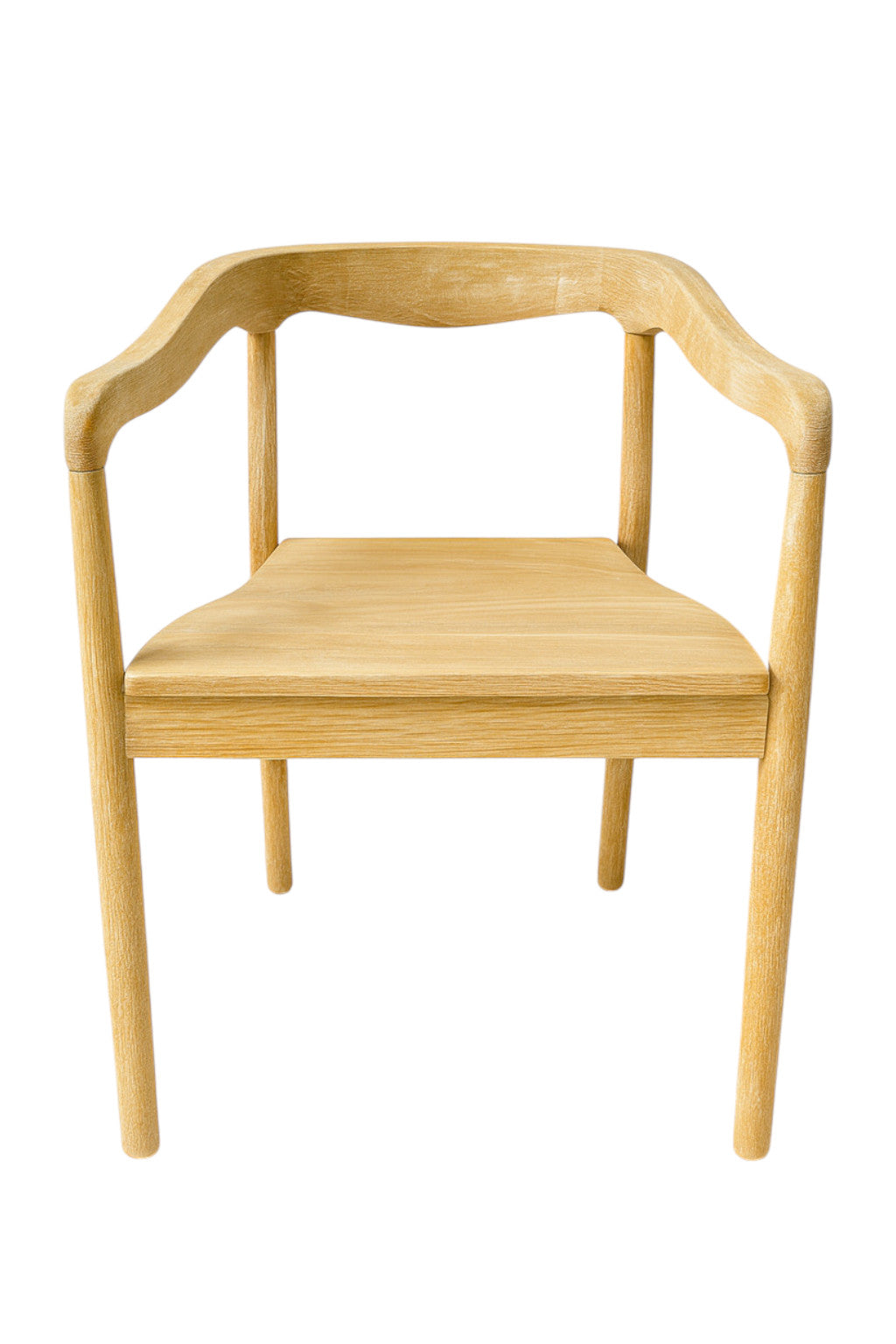 Sedia in legno naturale chiaro dal design nordico con braccioli e schienale curvi in unica linea continua, a noleggio nel Lazio