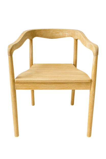 Sedia in legno naturale chiaro dal design nordico con braccioli e schienale curvi in unica linea continua, a noleggio nel Lazio