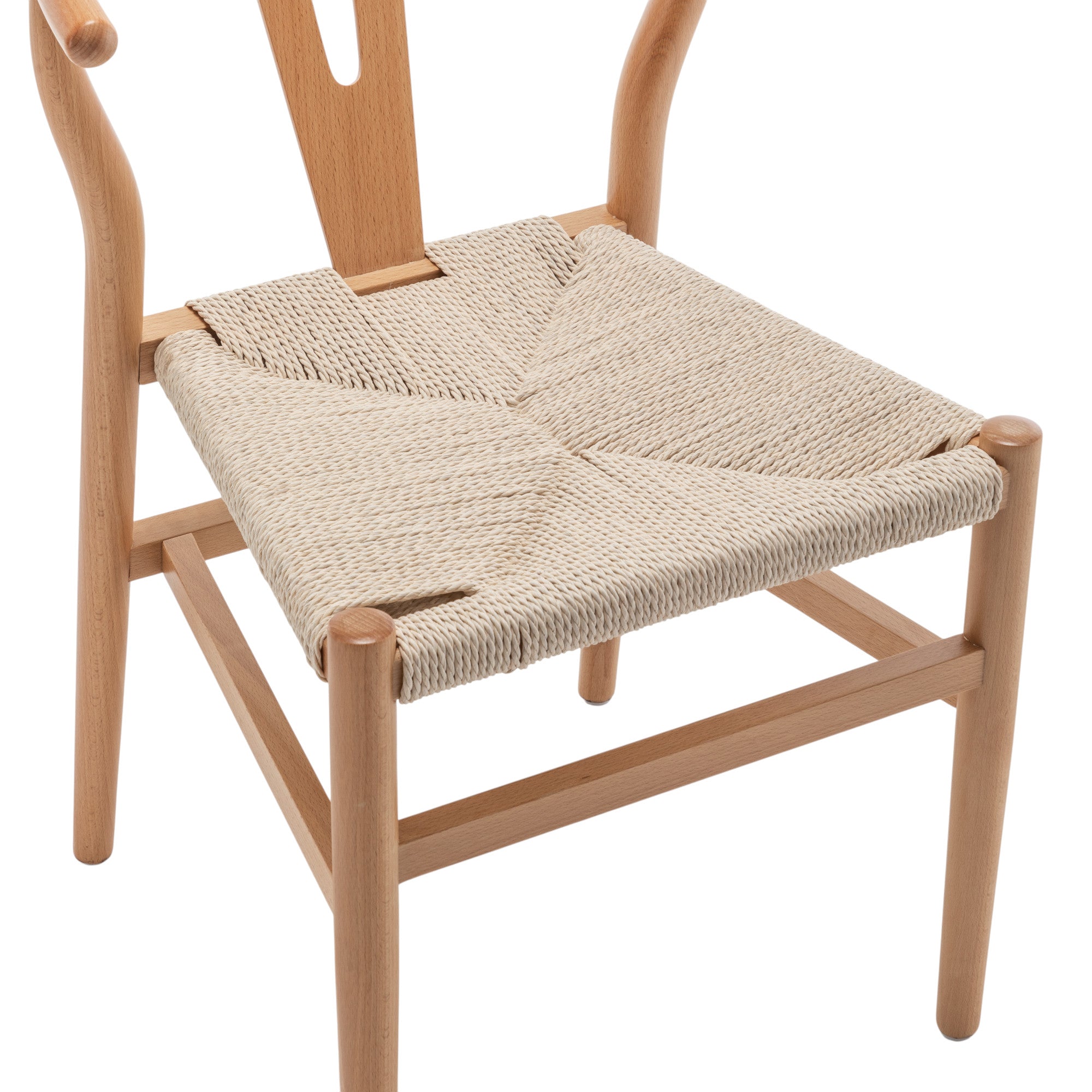 Sedia in legno chiaro con schienale curvo e seduta in corda intrecciata stile Wishbone, a noleggio a Roma