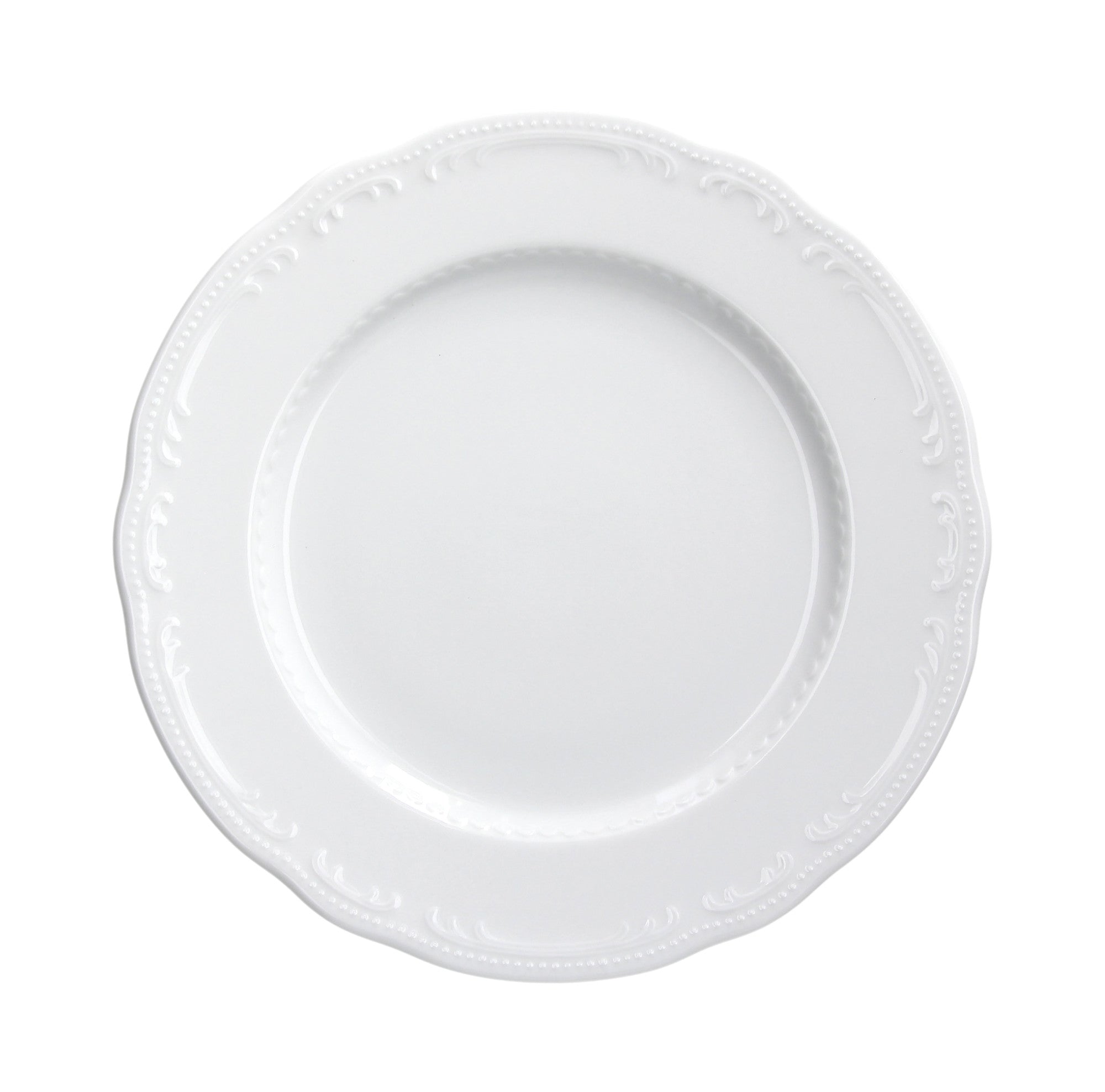 Sottopiatti bianchi in porcellana con delicato decoro in rilievo sul bordo sagomato, dal design classico, a noleggio.
