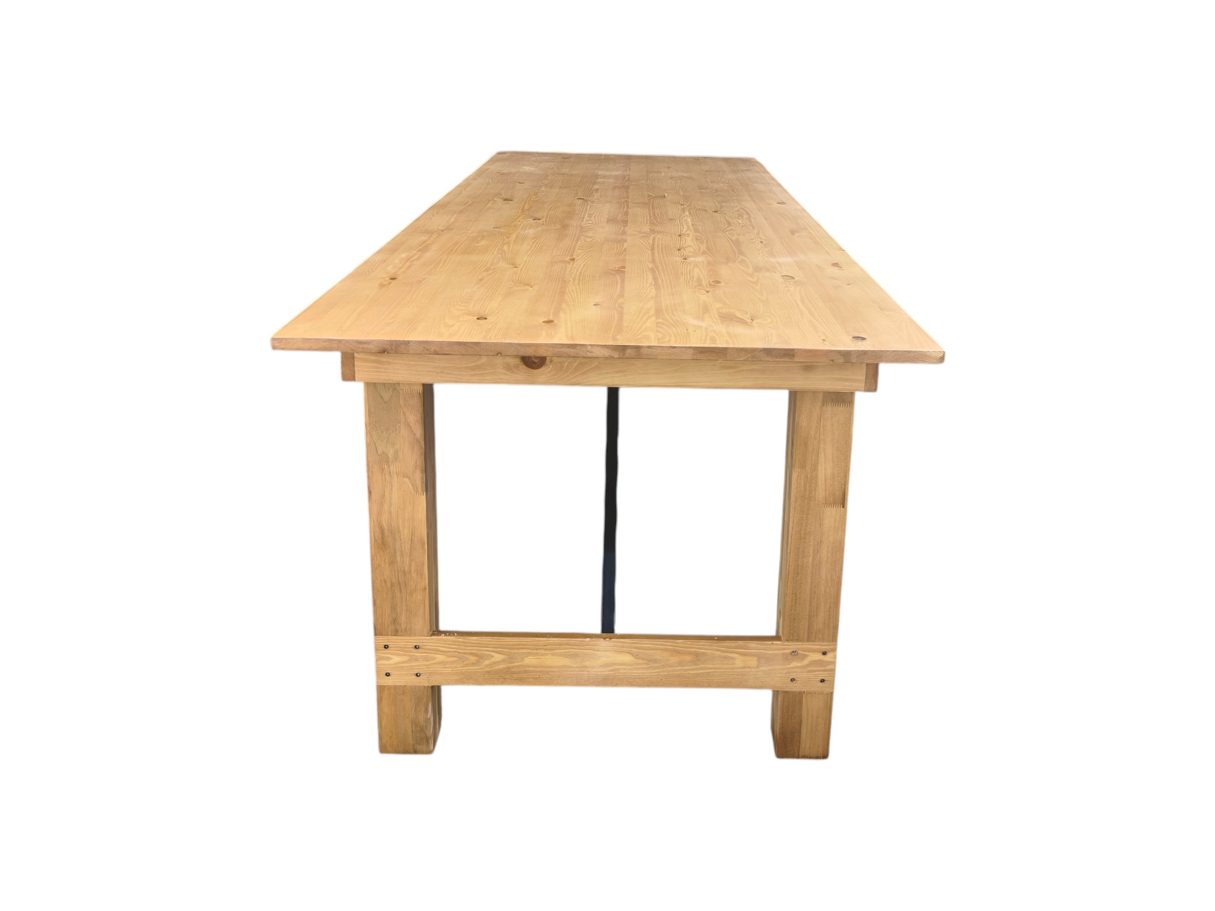 Tavolo rettangolare rustico in legno massello naturale con struttura pieghevole, lunghezza 240 cm, a noleggio a Roma.
