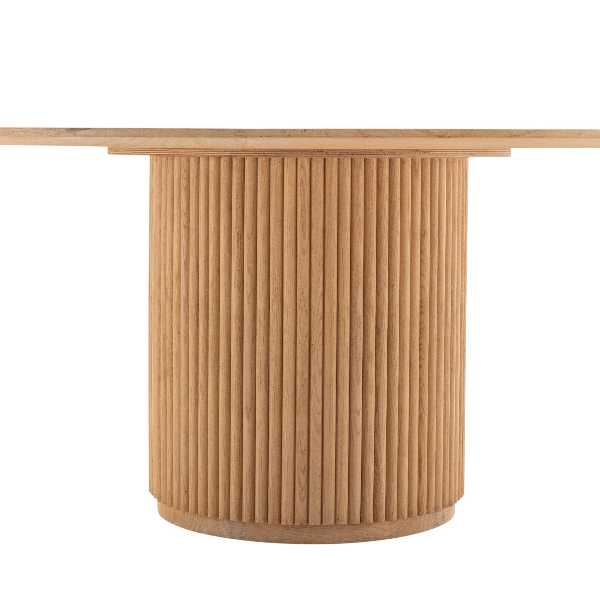 Tavolo rotondo in legno naturale con base centrale lavorata a doghe verticali, diametro 180 cm, a noleggio per eventi a Roma